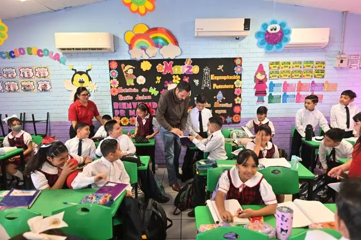 Durante la visita de este lunes, en la escuela primaria Niños Héroes de Chapultepec, de la Colonia Progreso, se solicitó la instalación de un tech
