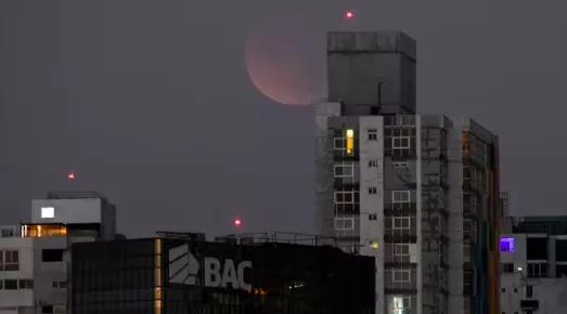 Un eclipse lunar ocurre cuando la Tierra se interpone entre el Sol y el satélite y proyecta su sombra sobre la superficie lunar