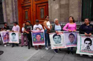 El Centro de Derechos Humanos Miguel Agustín Pro Juárez recordó que los padres de los 43 normalistas de Ayotzinapa demandaron en agosto de 2023 que alrededor de 853 folios militares a los que tuvo acceso el GIEI fueran entregados.