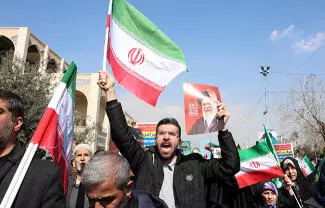 La Armada de Kuwait afirmó que 'las defensas aéreas kuwaitíes están actualmente haciendo frente a ataques con misiles y drones hostiles'