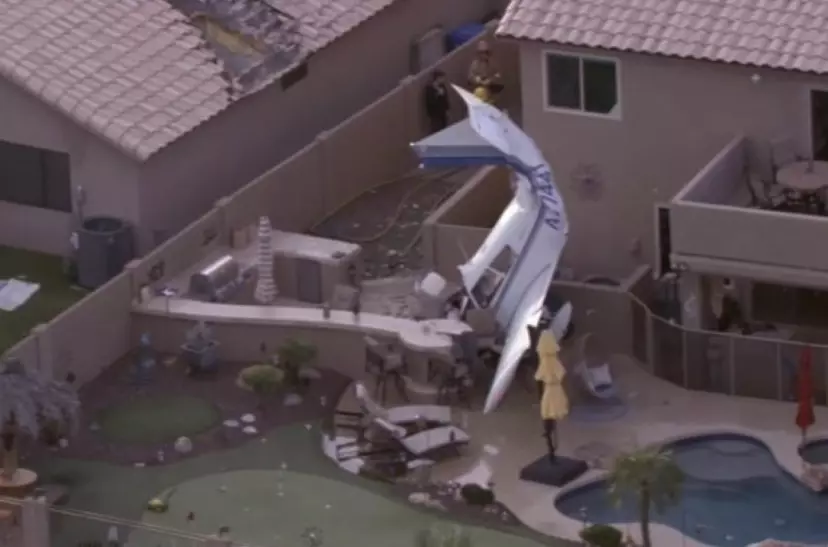 Accidente aéreo cerca del aeropuerto Deer Valley en Phoenix provoca evacuaciones y deja tres heridos.  