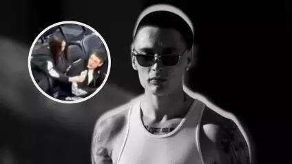 A través de redes sociales viralizaron el momento en que abuchearon a Peso Pluma en uin juego de la NBA tras negarle una fotografía a una fan