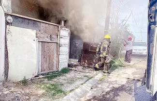 Un incendio provocó severos daños en una vivienda ubicada sobre la calle Nicolás Bravo, en la colonia Hidalgo, movilizando a cuerpos de emergencia 