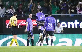 Mazatlán obtuvo su segunda victoria consecutiva en casa al derrotar 4-2 a un León plagado de errores en el Estadio El Encanto. 