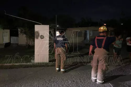 Elementos de Bomberos llegaron en apoyo de los vecinos de la Emiliano Zapata.