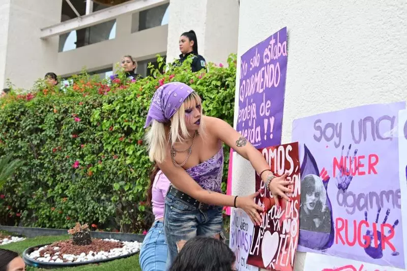 Las manifestantes marcharon por las calles de la ciudad portando pancartas y consignas que visibilizaban las problemáticas que enfrentan las mujeres.