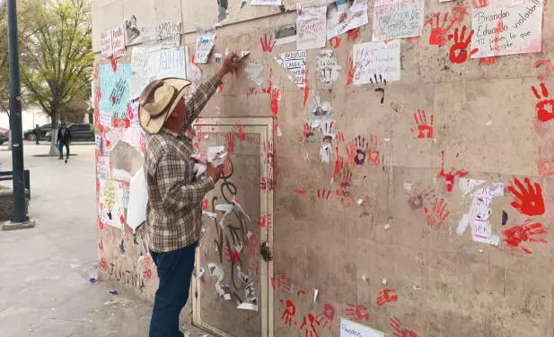 En los casos donde se aplicó pintura directamente sobre las superficies, se utilizará solvente para restablecer su aspecto original.