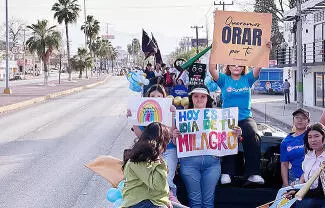 El pastor Rodolfo Puente Galindo, líder de la Iglesia Conexión de Monclova, encabezó una movilización masiva por las principales arterias de la ciudad