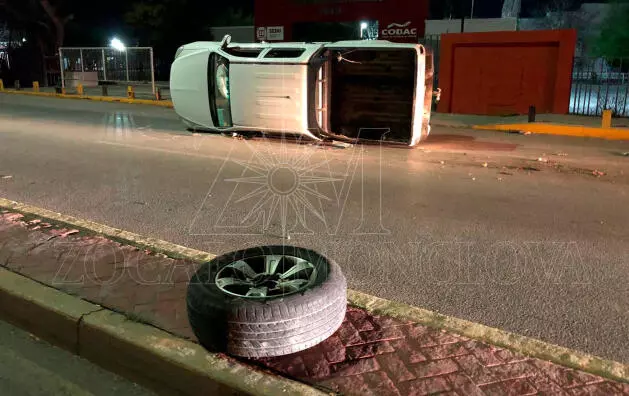 La vialidad fue cerrada parcialmente sobre el bulevar Ejército Mexicano, en sentido al poniente, debido a que la camioneta quedó atravesada entre los carriles de circulación.