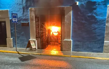 Tras el reporte, al lugar acudieron elementos de Protección Civil y Bomberos, quienes realizaron las maniobras necesarias para sofocar el fuego y controlar la situación.