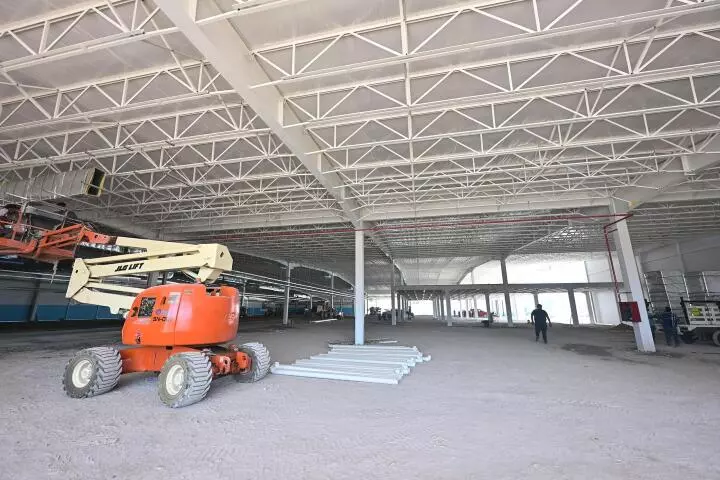 El funcionario municipal señaló que la nave industrial ya se encuentra cerrada y que esta semana se colocará el concreto del piso, lo que permitir�