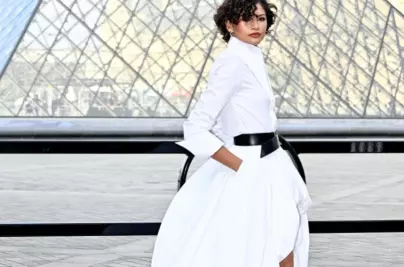 La aparición de Zendaya con una alianza dorada en la Semana de la Moda de París desata rumores de su boda. 