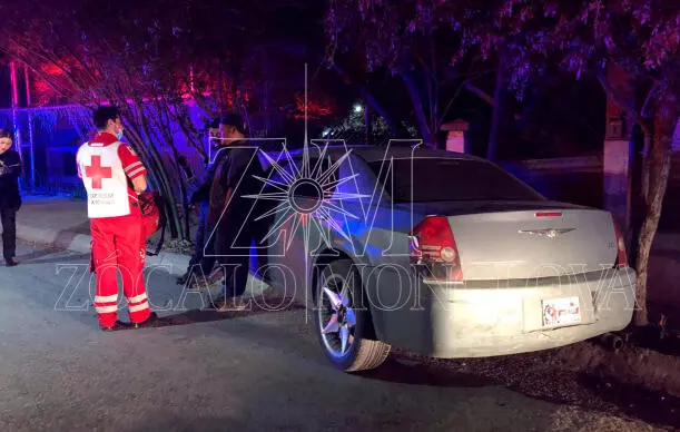 Testigos señalaron que al llegar al cruce con la calle José Garza, el conductor perdió el control de la unidad, lo que provocó que terminara sobre la banqueta.