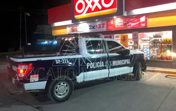 Tras dialogar con él, los policías le pidieron que se retirara del lugar y evitar ser detenido, por lo que el hombre accedió a retirarse sin que fuera necesario proceder con su arresto.