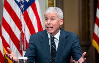 Prometió que el acompañamiento militar estadounidense por el paso estratégico de petróleo y gas tendrá lugar 'pronto', pero no inmediatamente