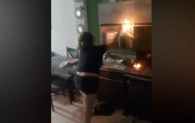 El afectado captó en video con su teléfono celular el momento en que su pareja presuntamente incendió la vivienda la cual quedó con notables daños 