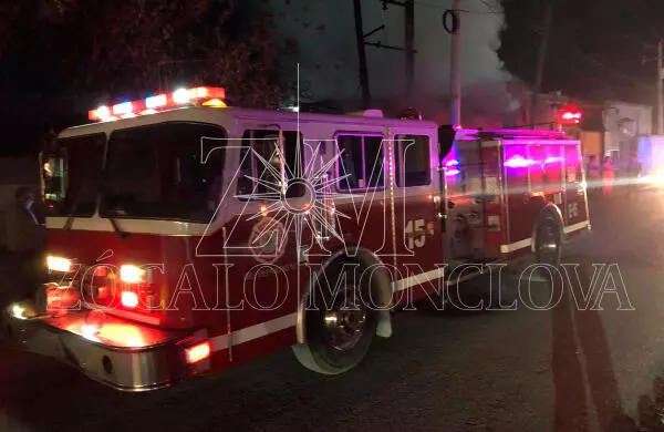 Elementos de la Policía del Estado arribaron al lugar y se encargaron de abanderar la avenida Industrial, a la altura de la colonia Primero de Mayo y el acceso al Deportivo AHMSA, con el fin de evitar riesgos a los automovilistas.