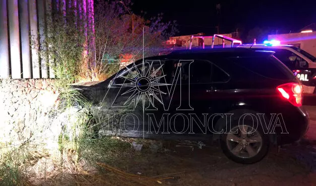 Al lugar acudieron elementos de Control de Accidentes, quienes tomaron conocimiento de lo ocurrido y solicitaron el apoyo de una grúa, la cual finalmente logró retirar la unidad que permanecía estampada contra la barda.