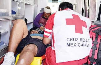 Madre e hijo fueron embestidos la tarde de ayer, luego de que la motocicleta en la que viajaban fue impactada por una camioneta.