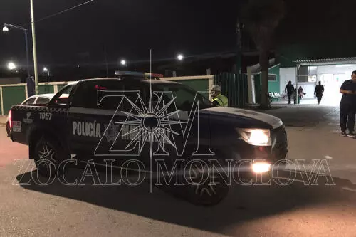 Policías Municipales llegaron a tomar conocimiento a la Clínica Número 9 del IMSS.