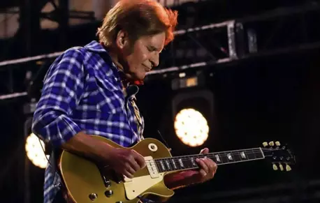 Consiente John Fogerty a fans con su legado y edición especial de vinil que se pudo disfrutar en el Vive Latino.