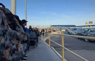 Turistas que regresan tras puente del feriado provocan largas filas en cruces de Piedras Negras-Eagle Pass
