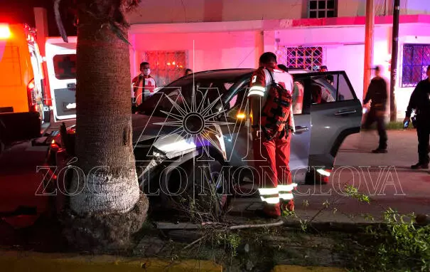 Elementos de Control de Accidentes tomaron conocimiento de lo ocurrido y solicitaron el apoyo de una grúa, la cual se encargó de remolcar la camioneta al corralón municipal para liberar la circulación.