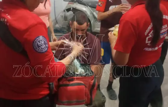 Paramédicos del Grupo de Rescate y Urgencias Médicas acudieron al domicilio para brindarle los primeros auxilios y posteriormente lo trasladaron a un hospital