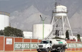 Señalan que conflicto bélico en Medio Oriente no traerá escasez de combustible, pero sí una posible alza.