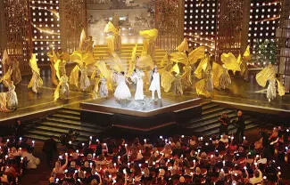 En la pantalla del fondo las imágenes animadas de Rumi, Mira y Zoey se transformaron en EJAE, Audrey Nuna y Rei Ami