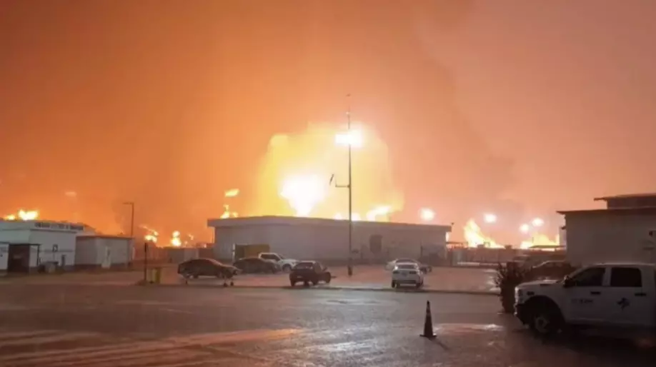 El fuego habría ocurrido en el muelle portuario de la zona, donde se observaron densas columnas de humo visibles a distancia, lo que alarmó a trabajadores y habitantes, quienes documentaron el incidente en videos.  