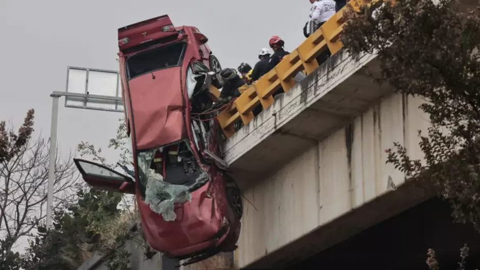 La unidad quedó suspendida y al borde de caer de una altura de más de 12 metros, por lo que Rescate Urbano encabezó las maniobras para sacar a un hombre y sus hijos de 16 y 5 años de edad. 