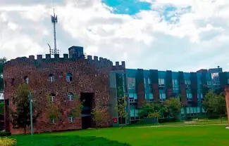 En redes se difundieron videos que mostraban a unos participantes en aparente estado de ebriedad dentro de las instalaciones