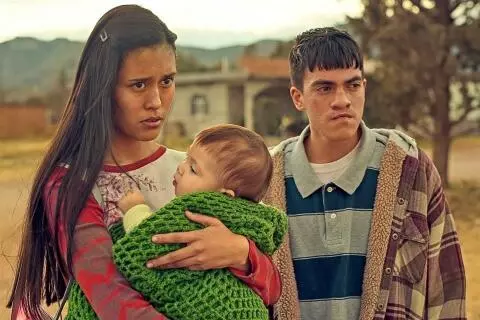 Somos reconstruye versiones ficticias de personas involucradas en la tragedia, pero también retrata la vida cotidiana en Allende antes de la violencia