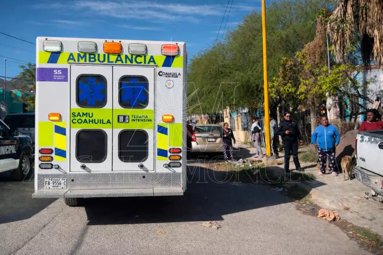 Al no obtener respuesta tras varios llamados, y ante lo inusual de la situación, los trabajadores decidieron forzar la puerta para ingresar al domicilio, encontrándolo tirado e inconsciente en el interior de una de las habitaciones. 