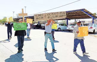 Ex obreros de Altos Hornos de México, que mantienen el plantón en la Puerta 3, realizaron una marcha para denunciar el estancamiento del proceso 
