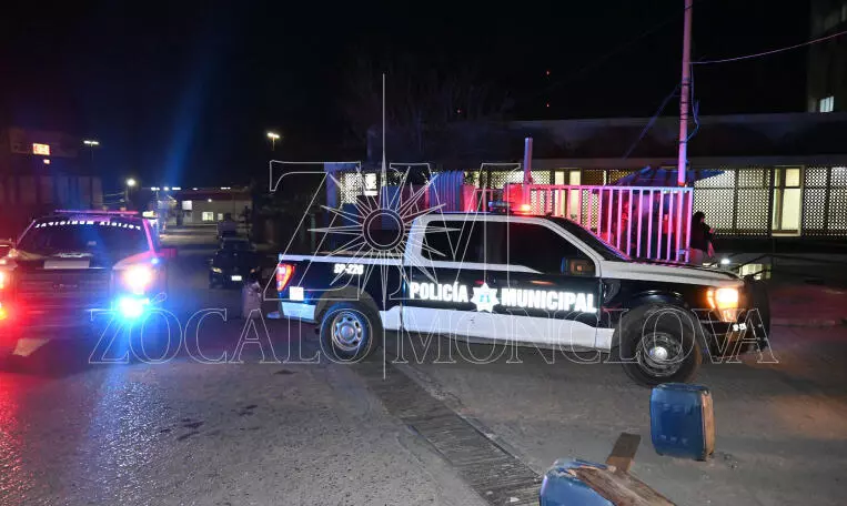 De acuerdo con el reporte, el sujeto ingresó sin autorización tras brincar una barda, siendo detectado mientras deambulaba por la parte baja del edificio, en zonas restringidas para derechohabientes.