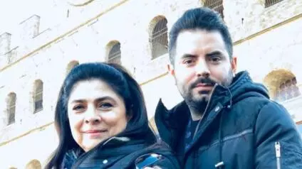 En redes sociales se viralizo una foto de conductor de televisión junto a su famosa mamá