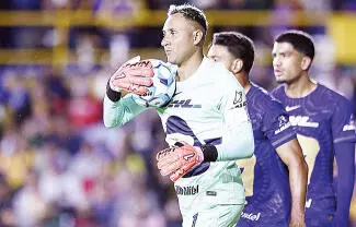Después de semanas de complicadas negociaciones, fuentes señalaron que el portero Keylor Navas renovará con los Pumas por un año más. 
