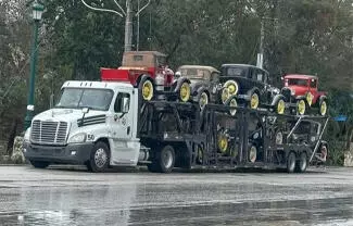 Un remolque con autos clásicos de la marca Ford fue robado en Amozoc; el chofer fue privado de la libertad y localizado con vida horas más tarde