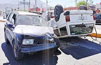 Una camioneta invadió el carril contrario y se impactó contra otro vehículo