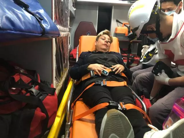 Paramédicos de la Cruz Roja acudieron al lugar para atender a una mujer identificada como Carmen