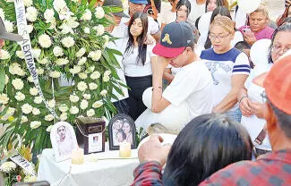 En medio de un ambiente de profundo dolor, pero también de cariño y unión, familiares, amigos y vecinos despidieron al joven Jeremy.