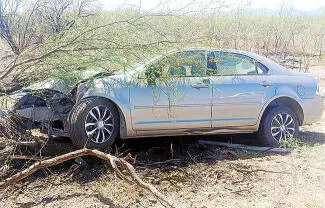 Se impactó de lleno contra un huizache, quedando finalmente entre los arbustos