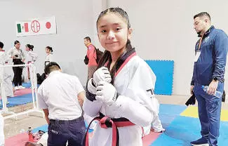 El alcalde Jesús Javier Flores Rodríguez, felicitó a la destacada atleta sambonense Emma Natalia Rodríguez Flores.