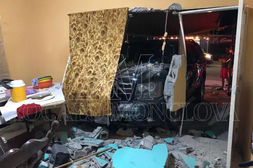 Conducía ebrio y terminó chocando contra la camioneta de su hermano, misma que terminó derribando una pared de la casa de su ser querido. 
