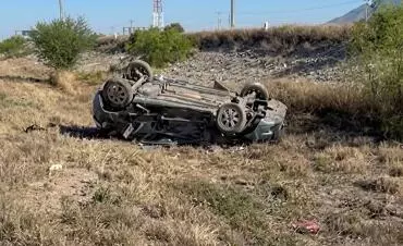 El percance involucró una camioneta y un tráiler, cuyo impacto fue de tal magnitud que dos de los ocupantes de la camioneta quedaron prensados.
