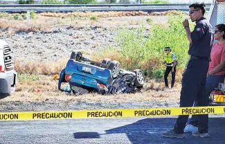 Conductor de auto compacto circula en contra y no puede esquivar un tráiler