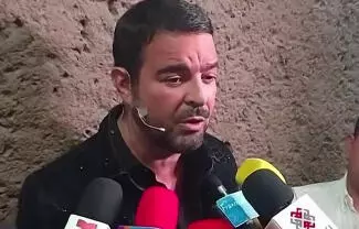 Cuando el cantante estaba por arribar al teatro San Rafael, su coche rozó con otro auto.