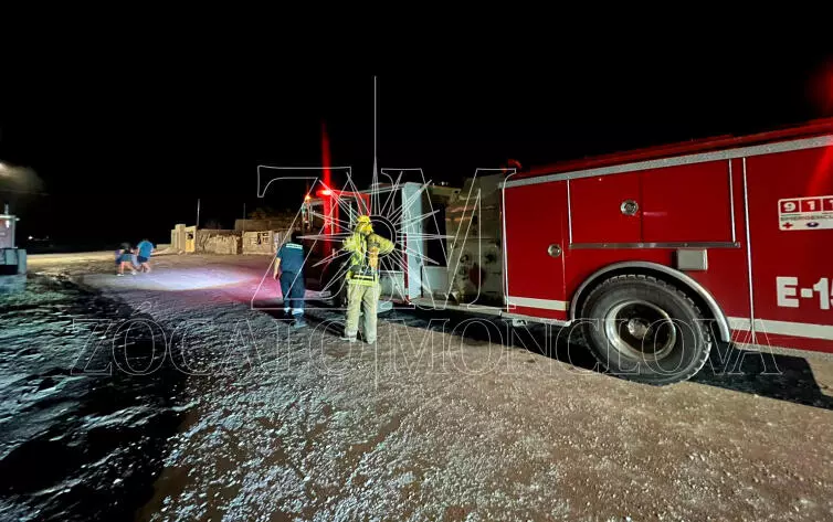 El reporte alertaba sobre un fuego que se originó en el patio de un domicilio ubicado sobre la calle Teódulo Flores, el cual comenzaba a extenderse hacia la maleza de un arroyo cercano.